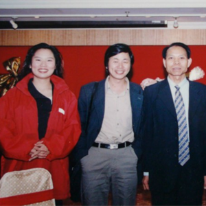 原珠海市政协主席肖时照（右一）、作曲家李需民（中）和巴啦森教育城刘老师